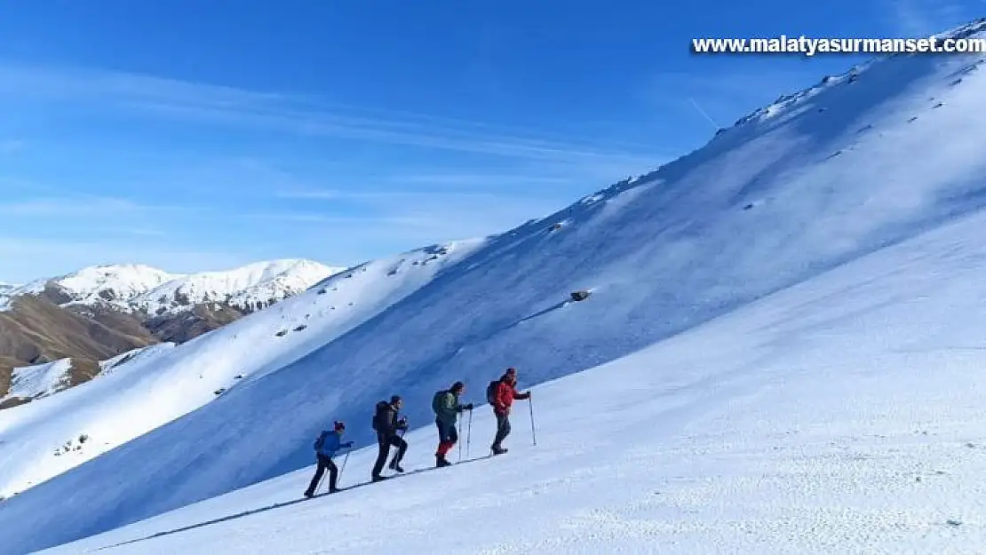 Elazığ'da dağcılar beyaza bürünen 2 bin 620 metre yüksekliğindeki Akdağ'a tırmandı