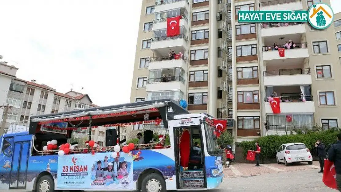 Elazığ'da Gakkobüslü, mehteranlı 23 Nisan coşkusu