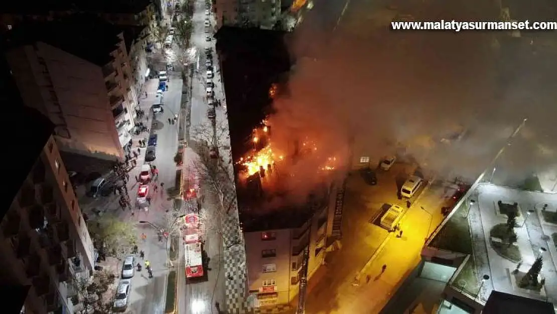 Elazığ'da geceyi gündüze çeviren bina yangını, onlarca insan tahliye edildi