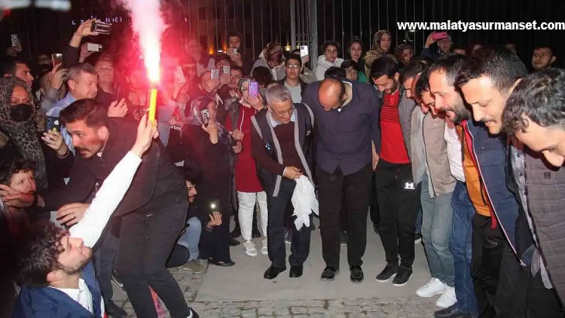 Elazığ'da geleneksel '23. sahur halayı' renkli görüntülere sahne oldu