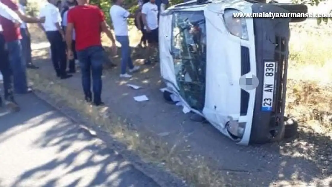 Elazığ'da hafif ticari araç devrildi: 2 yaralı