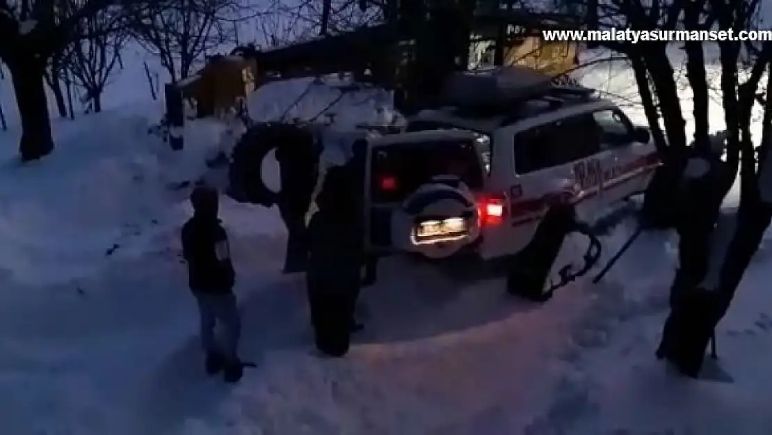 Elazığ'da hasta vatandaşın yardımına paletli ambulans yetişti