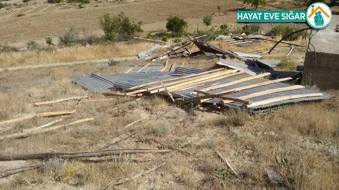 Elazığ'da hortum ahır ve samanlığın çatısını uçurdu