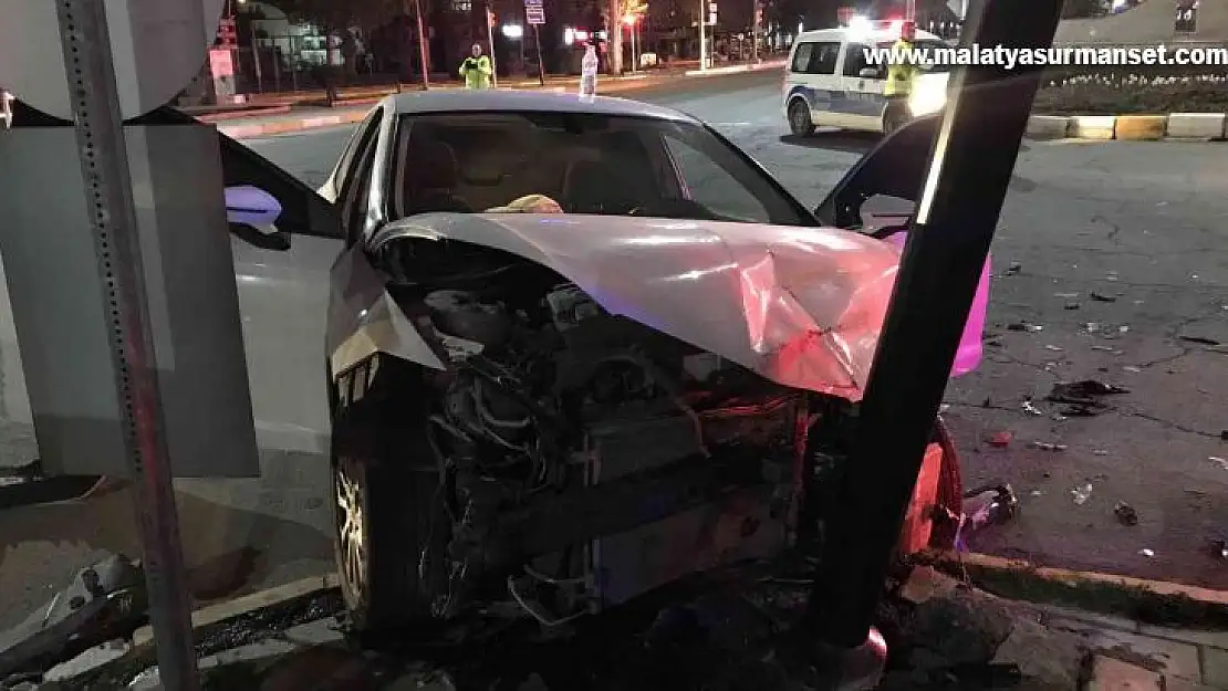 Elazığ'da iki otomobil çarpıştı: 1 yaralı
