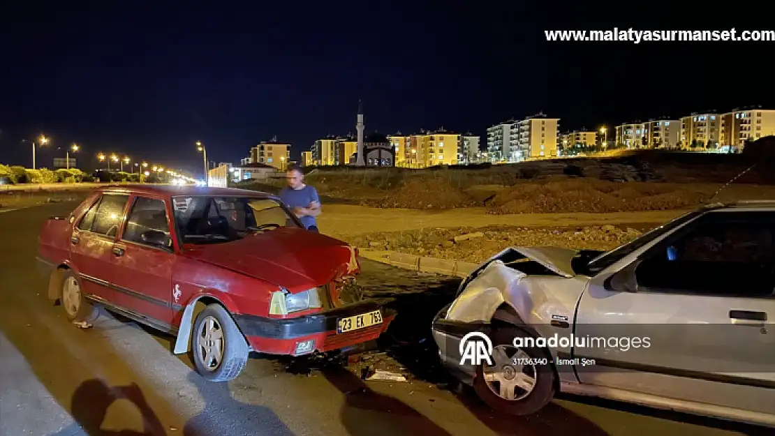 Elazığ'da iki otomobil çarpıştı, 5 kişi yaralandı