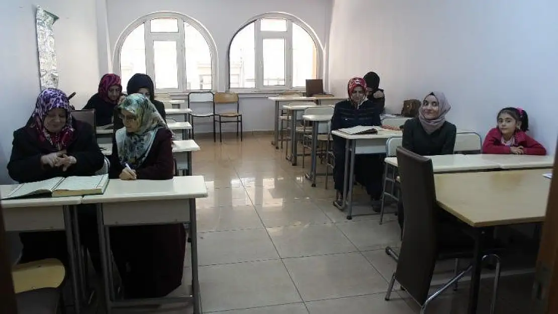 Elazığ'da işitme engelliler, İşaret diliyle Kur'an-ı Kerim öğreniyor