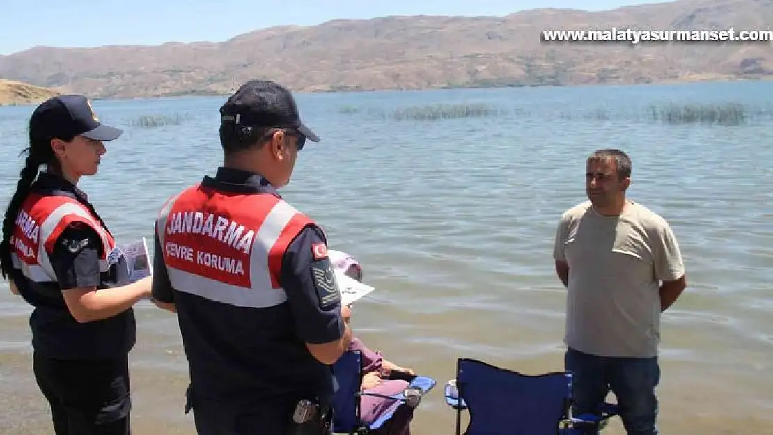 Elazığ'da jandarma ekipleri, vatandaşları suda boğulmalara karşı bilgilendirdi