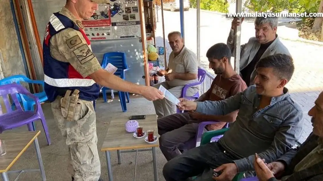 Elazığ'da jandarma ekipleri, vatandaşları suda boğulmalara karşı bilgilendirdi