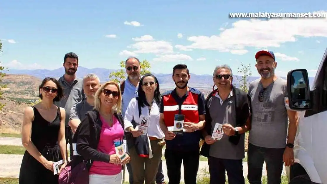 Elazığ'da jandarma ekiplerinden vatandaşlara 'Siber farkındalık' eğitimi