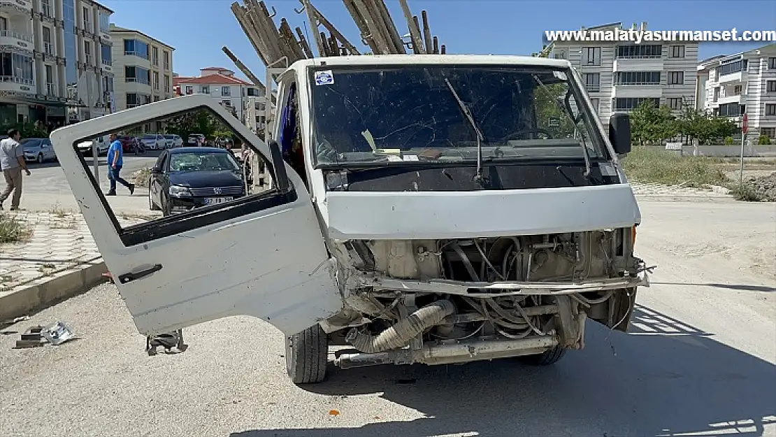 Elazığ'da kamyonetle otomobilin çarpışması sonucu 4 kişi yaralandı.