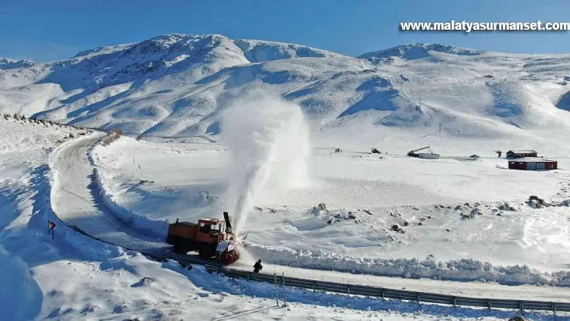 Elazığ'da kapalı köy yollarının 520'si açıldı