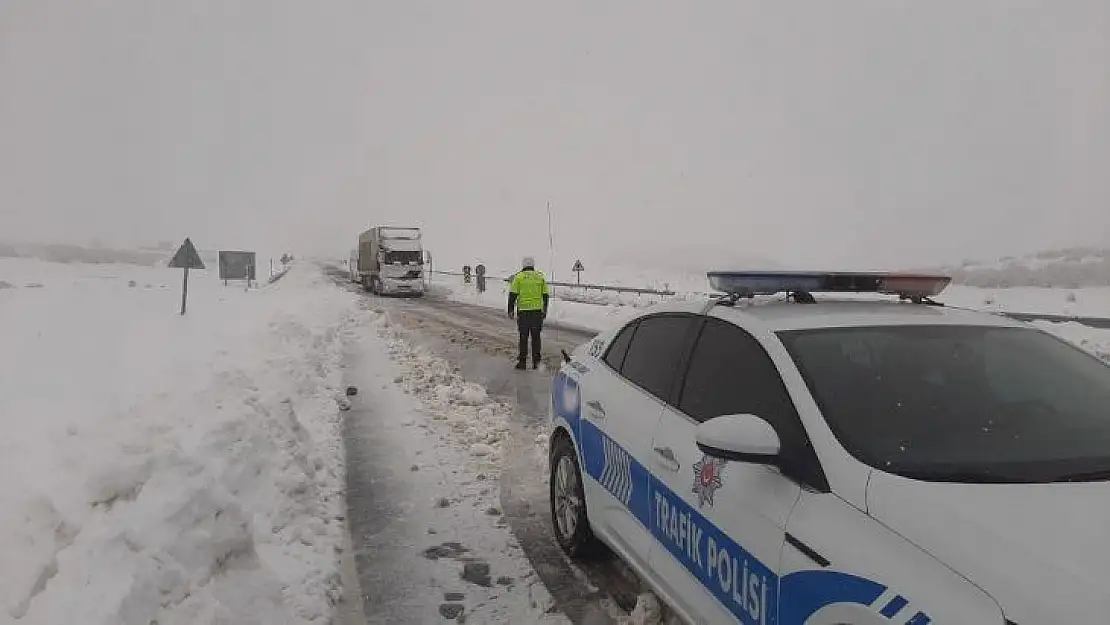 Elazığ'da kar etkili oldu, polis 'Evde kalın' uyarısı yaptı