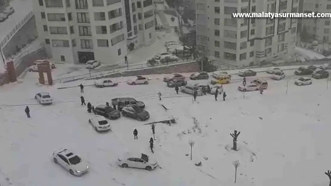 Elazığ'da kar yağışı etkili oldu, rampada kayan araçlar birbirine çarptı