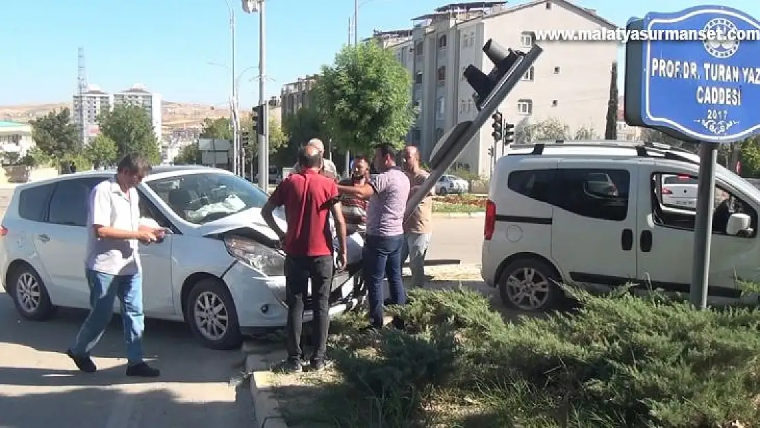 Elazığ'da kontrolden çıkan otomobil önce araca ardından trafik ışığına çarptı