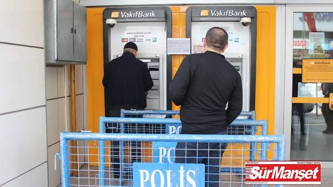 Elazığ'da korona virüsüne karşı ATM önlerinde sosyal mesafe  önlemi