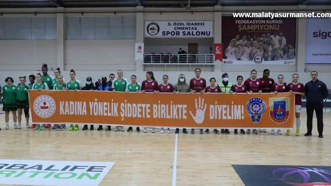 Elazığ'da maçta kadına şiddete pankartlı tepki