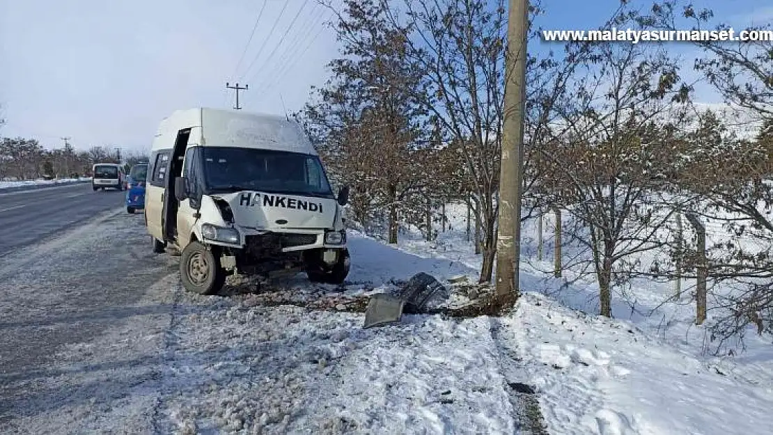 Elazığ'da minibüs aydınlatma direğine çarptı: 2 yaralı