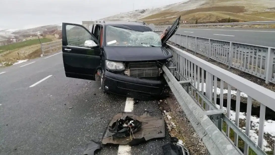 Elazığ'da minibüs bariyere çarptı: 3 yaralı