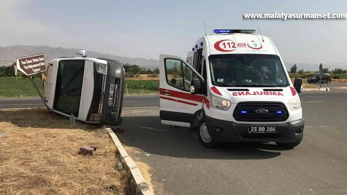 Elazığ'da minibüs ile hafif ticari araç çarpıştı: 3 yaralı