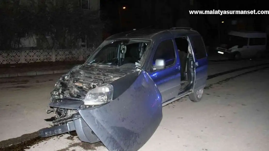 Elazığ'da minibüs ile hafif ticari araç çarpıştı: 7 yaralı