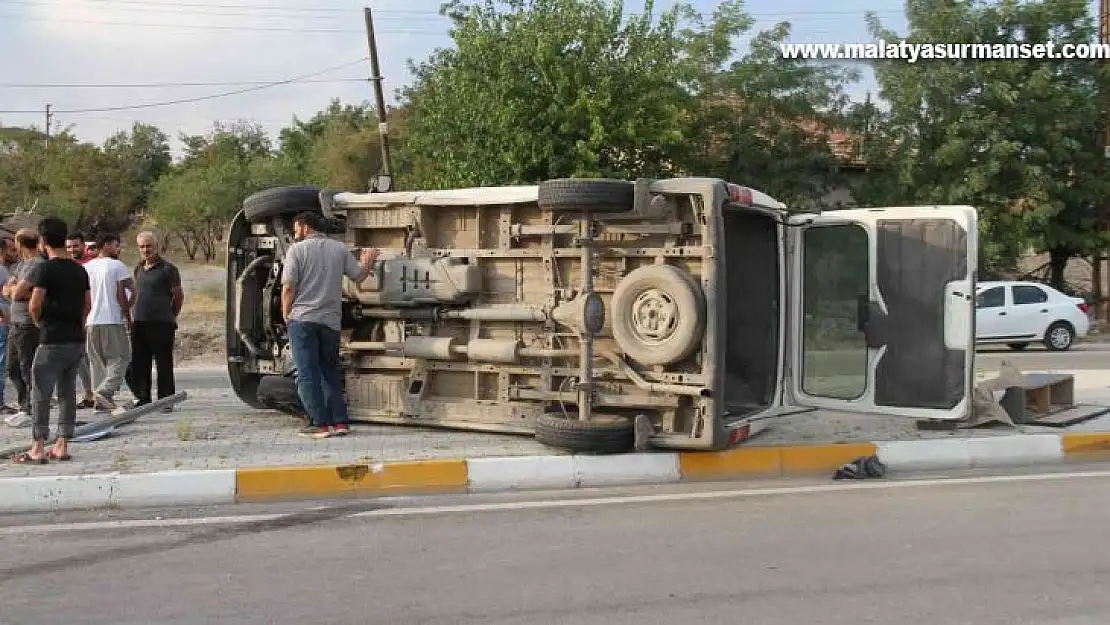 Elazığ'da minibüs ile otomobil çarpıştı: 8 yaralı