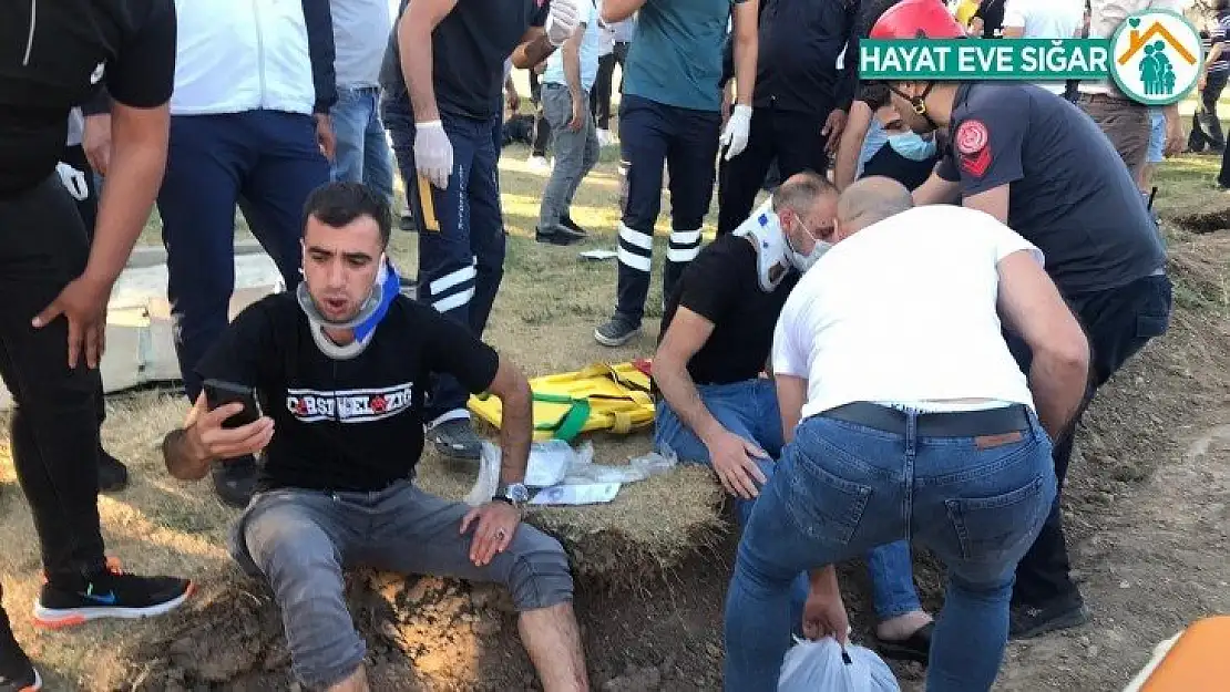 Elazığ'da minibüs, otomobil ve motosiklet kaza yaptı: 19 yaralı