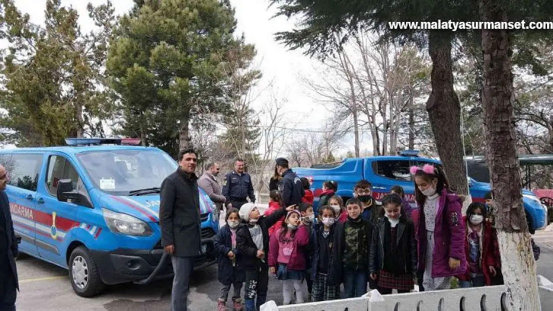 Elazığ'da öğrenciler, jandarma ekiplerine Türk bayrağı ve Kuran'ı Kerim hediye etti