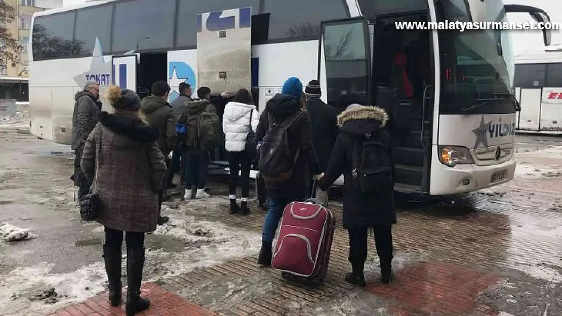 Elazığ'da otobüs seferlerinin açılmasıyla vatandaşlar otogara akın etti