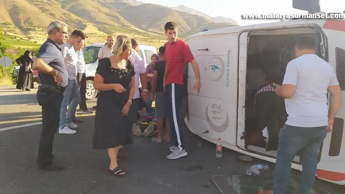 Elazığ'da otomobil ambulansa çarptı: 3 yaralı