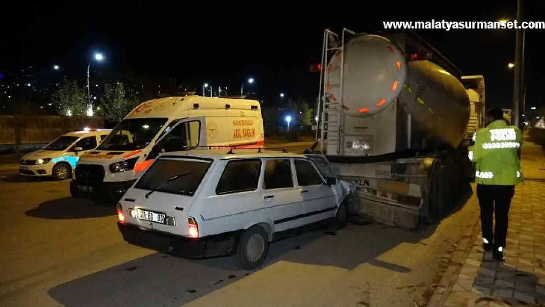 Elazığ'da otomobil beton mikserine çarptı: 1 yaralı