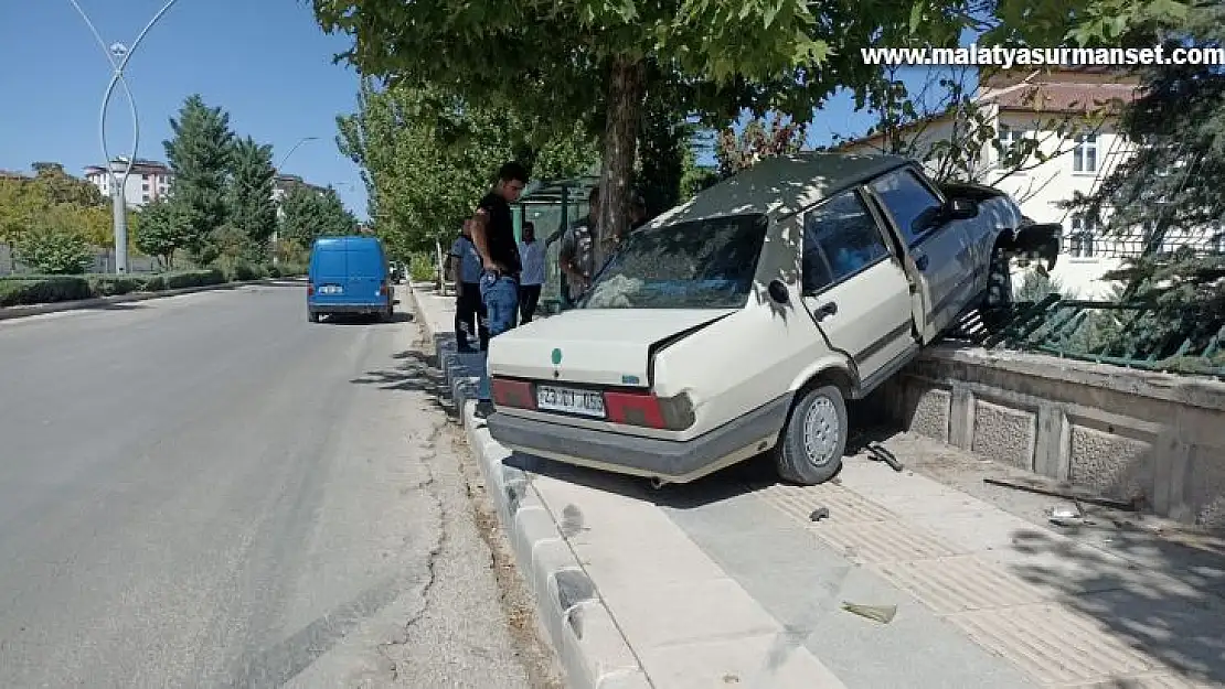 Elazığ'da otomobil duvara çarptı: 1 yaralı