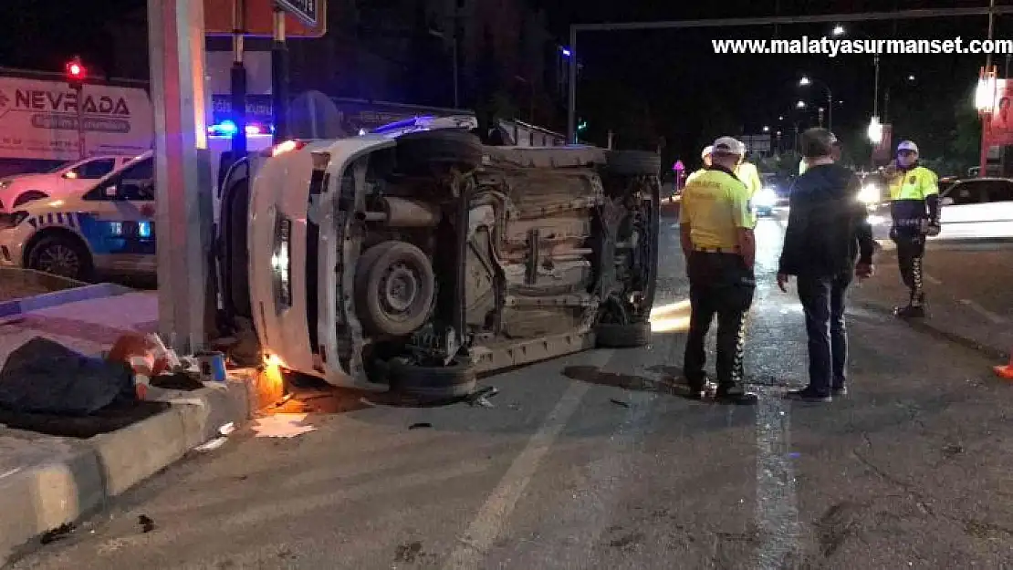 Elazığ'da otomobil ile hafif ticari araç çarpıştı: 3 yaralı