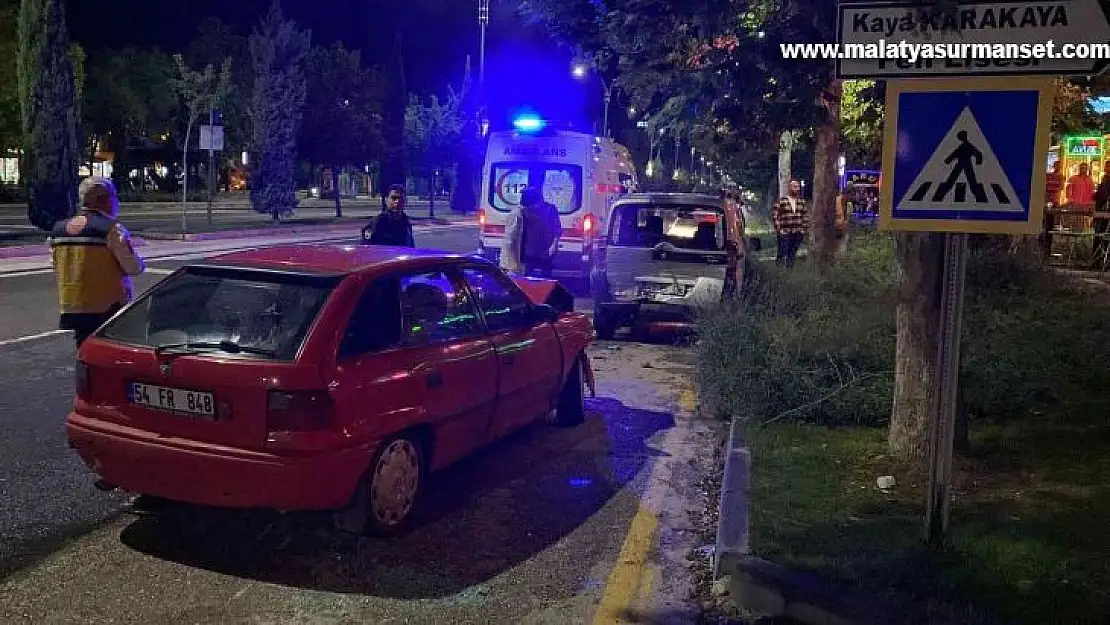 Elazığ'da otomobil park halindeki ticari araca çarptı: 1 yaralı