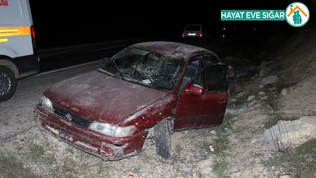 Elazığ'da otomobil şarampole uçtu: 3 yaralı