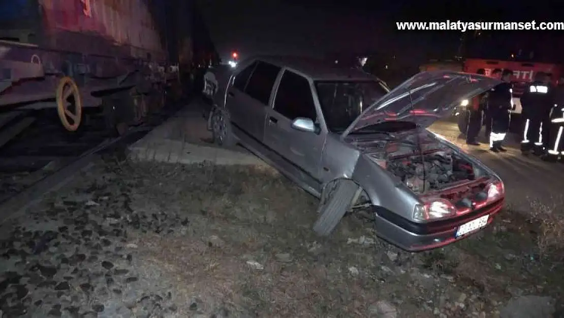 Elazığ'da otomobil trene çarptı