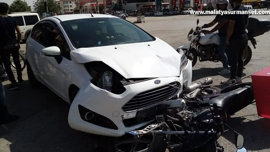 Elazığ'da otomobilin çarptığı motosiklet sürücüsü ağır yaralandı