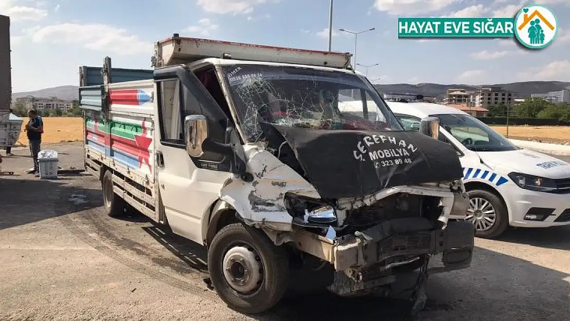 Elazığ'da pikaplar çarpıştı: 3 yaralı