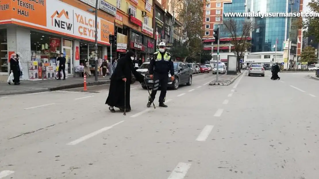 Elazığ'da polisten kalpleri ısıtan hareket: Trafiği durdurup yaşlı kadını karşıya geçirdi