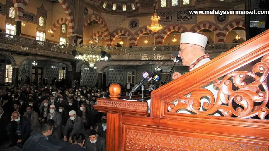 Elazığ'da Ramazan ayının ilk cuma namazında camiler doldu