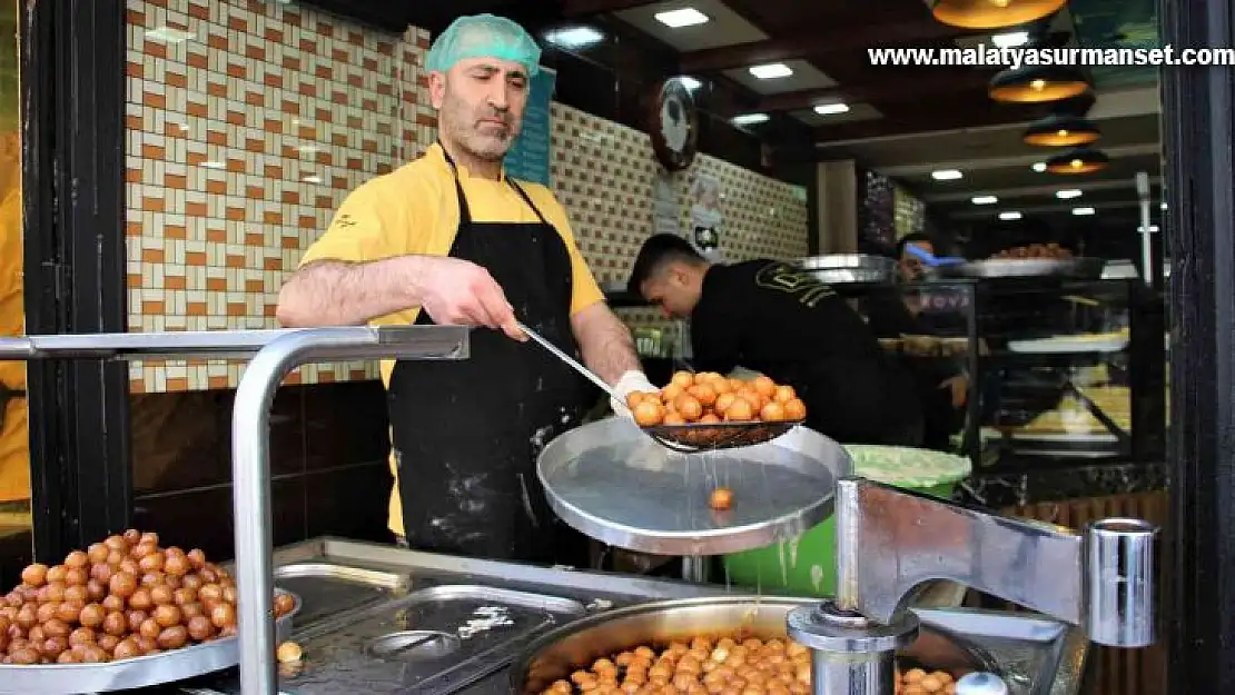 Elazığ'da Ramazan ayının vazgeçilmez tatlısı lokma, iftarda sofraları süslüyor