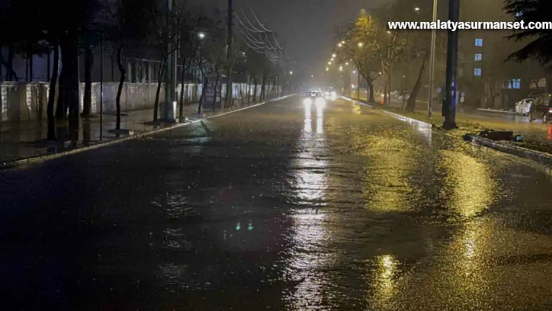 Elazığ'da sağanak etkili oldu, yollar göle döndü