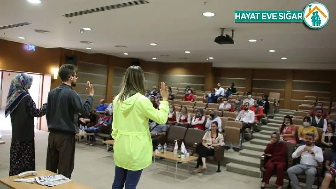 Elazığ'da sağlık çalışanlarına yönelik 'Hayatlarımız Sallanmasın' adlı tiyatro etkinliği düzenlendi