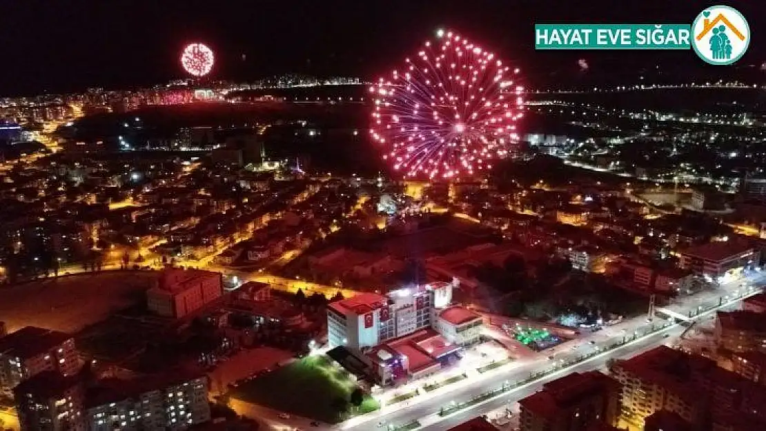 Elazığ'da sağlıkçılara havai fişekli moral