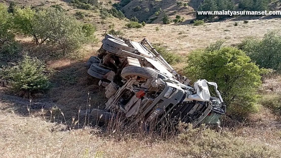 Elazığ'da şarampole devrilen beton pompasındaki 2 kişi yaralandı