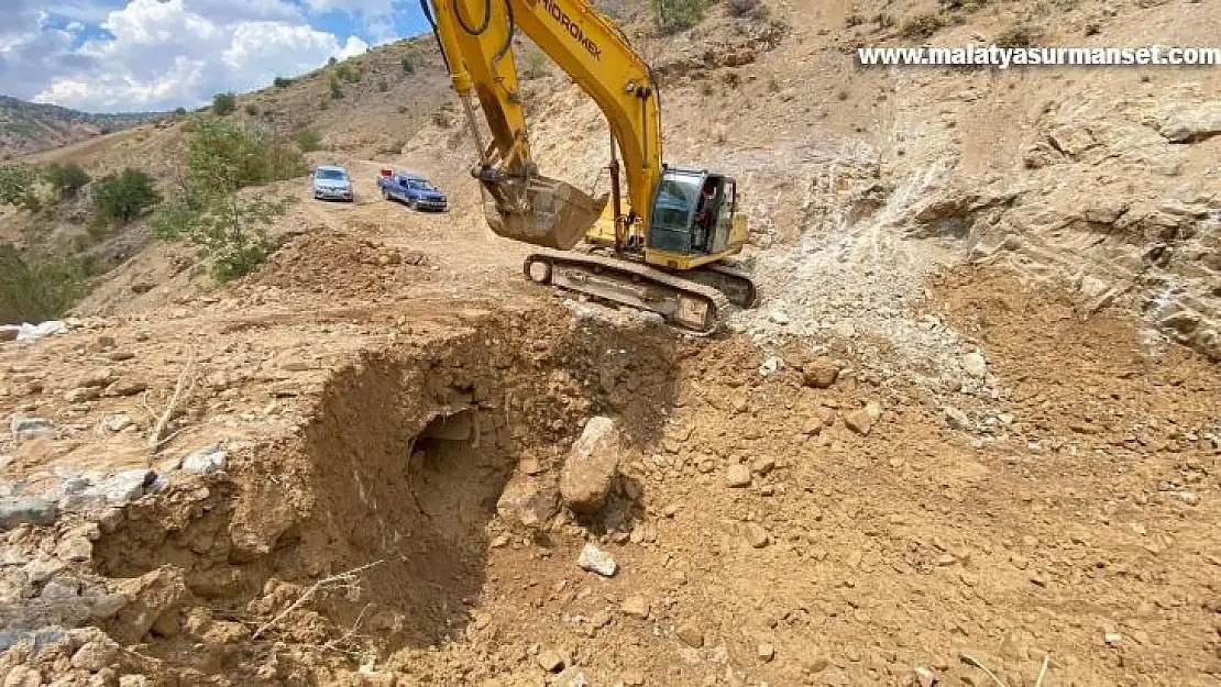 Elazığ'da sel ve heyelan nedeniyle bozulan köy yollarında onarım çalışmaları sürüyor