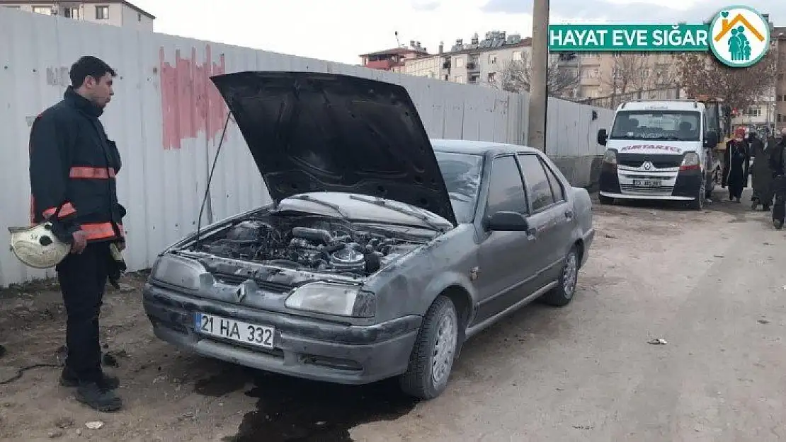 Elazığ'da seyir halindeki araç alev aldı, diğer sürücüler müdahale etti