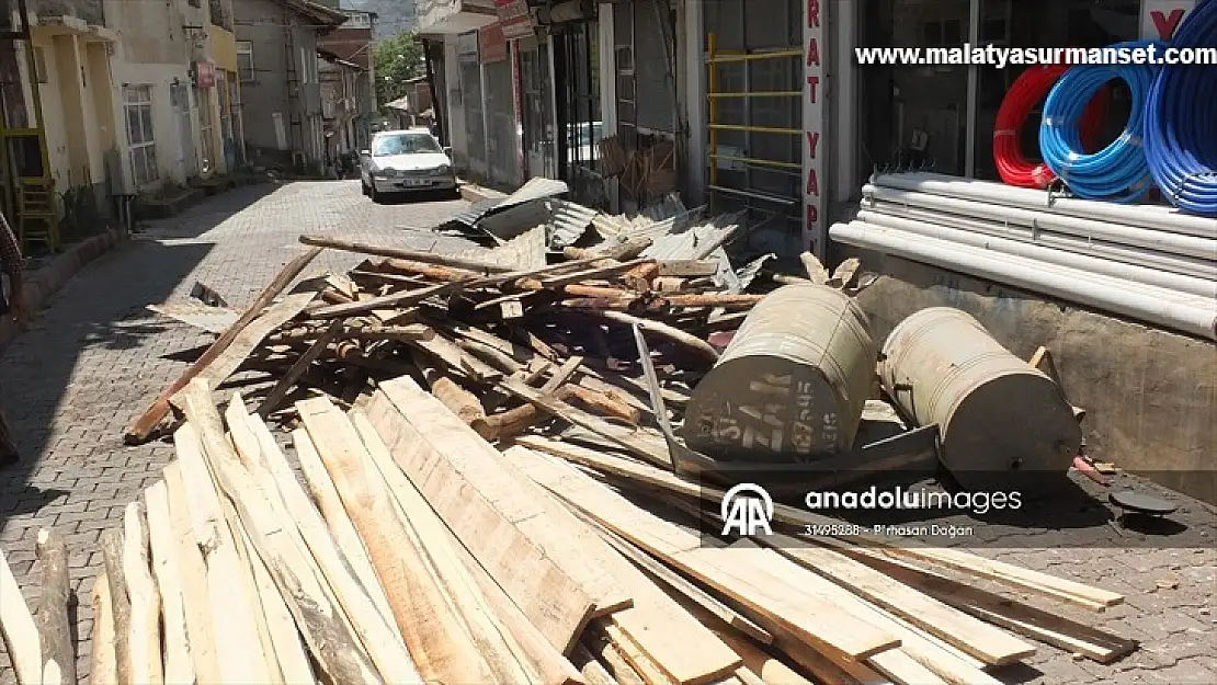 Elazığ'da şiddetli fırtına yaşamı olumsuz etkiledi