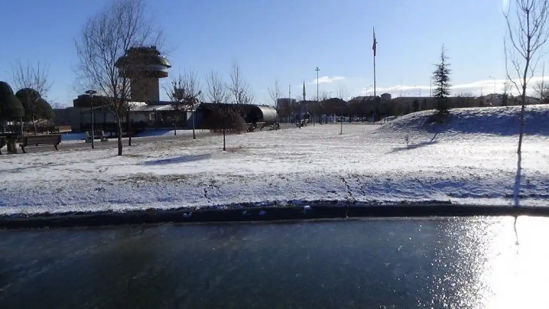 Elazığ'da soğuk hava etkisini gösteriyor