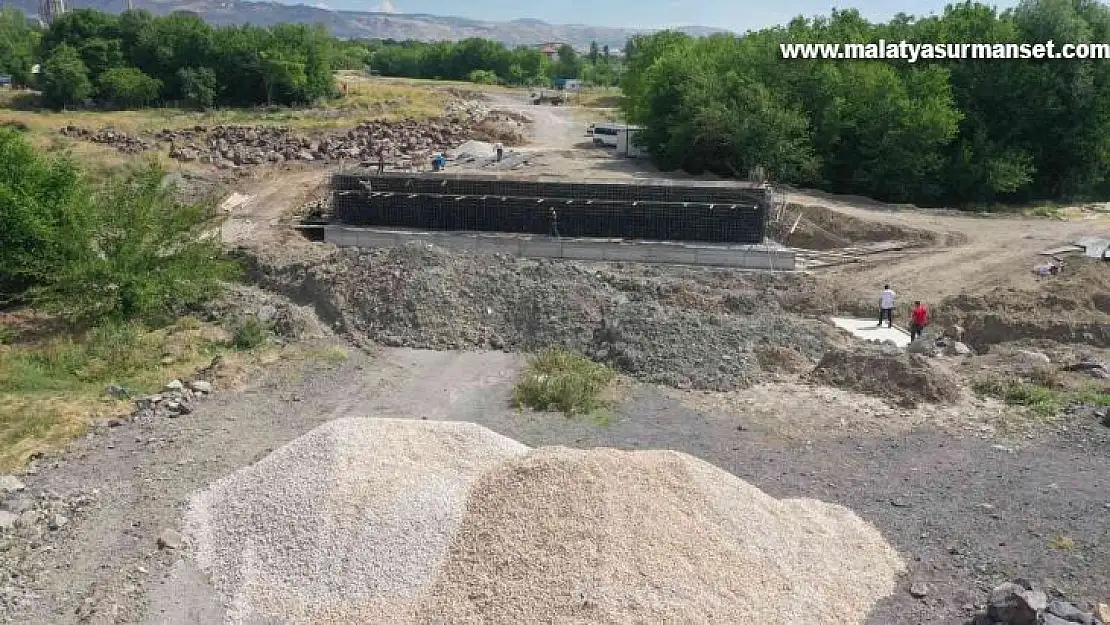 Elazığ'da Şorşor Deresi üzerine yeni köprü inşa ediyor