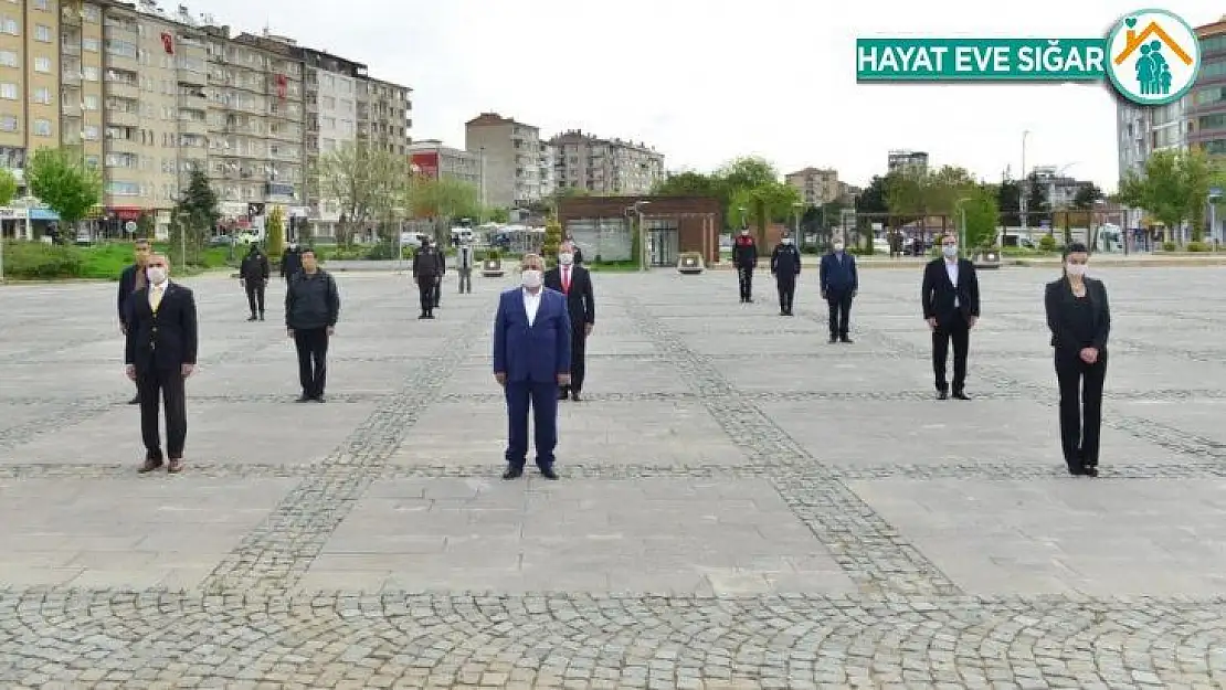 Elazığ'da sosyal mesafeli 23 Nisan kutlaması